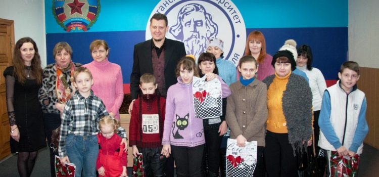 Новогодние подарки для детей Луганска